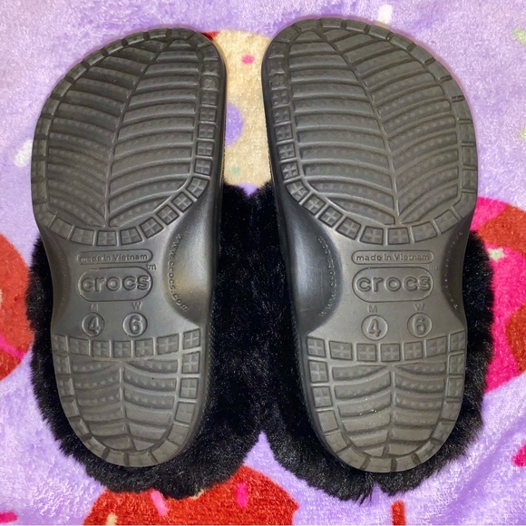 Black mammoth crocs size 6 in women - Picture 3 of 3